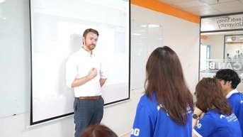 Tháo gỡ nút thắt, thu hút giảng viên giỏi quốc tế