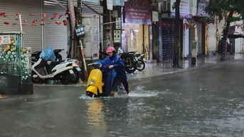Sáng nay 7-10, Hà Nội mênh mông nước, học sinh tiếp tục được nghỉ học