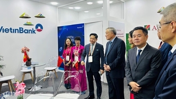 VietinBank vinh dự đón Phó Thủ tướng Thường trực Chính phủ đến thăm gian hàng tại SIBOS 2025
