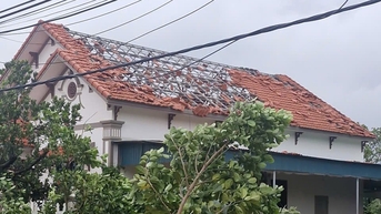 Lốc xoáy làm tốc mái nhà dân phường Chu Văn An