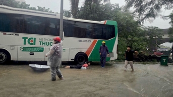 Phát hiện điểm rò điện khiến nhiều người bị giật trong mưa ngập