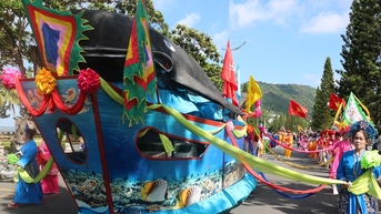 붕따우 어부들은 평화로운 바다 시즌을 기원하며 고래 축제를 열광적으로 엽니다.