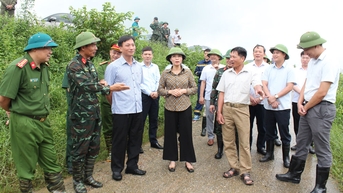Phó Bí thư Thường trực Tỉnh ủy Nguyễn Thị Hương kiểm tra công tác phòng, chống lụt bão tại một số địa phương
