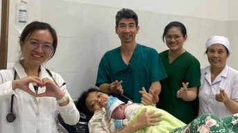 Bác sĩ bật khóc, nghẹn ngào kể về hành trình chữa bệnh đặc biệt