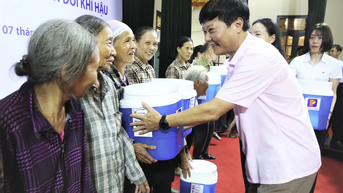 ក្រុមហ៊ុន Petrolimex បានបង្ហាញម៉ាស៊ីនចម្រោះទឹកចំនួន 1,100 និងបរិច្ចាគថវិកាចំនួន 1 ពាន់លានដុងដល់ប្រជាជនក្នុងខេត្ត Hung Yen។