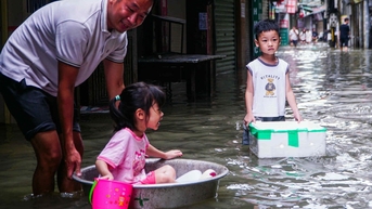 Hà Nội ngớt mưa, nhiều trường cho học sinh đi học lại, một số trường vẫn học online