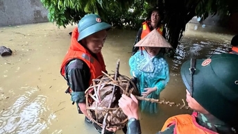 Cán bộ, chiến sĩ Quân khu 1 xuyên đêm giúp dân tránh lũ