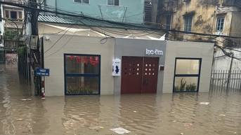 Quán cà phê 'khổ nhất Hà Nội', khai trương hơn 1 tháng chịu 3 trận ngập sâu