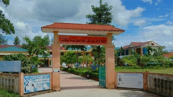 Tiết lộ loạt đơn giáo viên tố đích danh nữ phó hiệu trưởng Đỗ Thị Hồng Huế