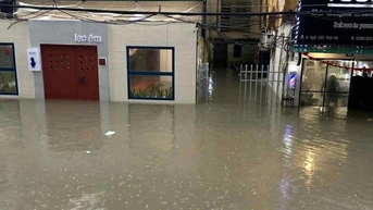 Quán cà phê ở Hà Nội mới khai trương 1 tháng, 3 lần phải chạy lụt