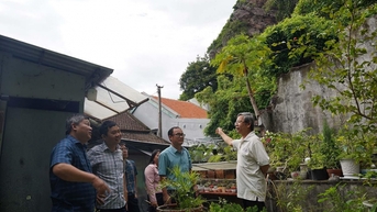 산사태 위험이 있는 산기슭에 살고 있습니다.