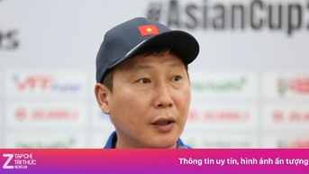 HLV Kim Sang-sik trầm ngâm trong buổi tập rộn ràng tiếng cười