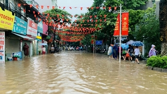 Hà Nội: Mưa lớn, nhiều trường thông báo khẩn cho học sinh nghỉ học hôm nay (7/10)