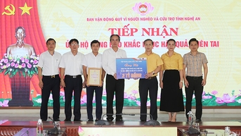ក្រុមហ៊ុន Petrolimex Nghe An បរិច្ចាគថវិកាជាង ២ពាន់លានដុង ដើម្បីជួយប្រជាជនជំនះផលវិបាកនៃព្យុះលេខ ១០ (Bualoi)