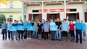 Thăm, tặng quà người dân bị ảnh hưởng do bão số 11
