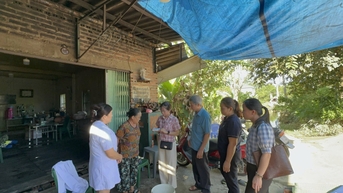 Trung tâm Kiểm soát bệnh tật giám sát công tác vệ sinh môi trường, xử lý nước sinh hoạt bị ngập lụt và công tác phòng, chống dịch bệnh mùa bão lũ tại xã Kim Đồng, Hoà An và phường Thục Phán