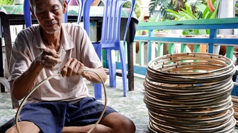 Nghề đan lọp tôm tạo thu nhập mùa nước nổi