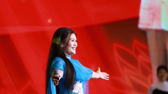 'Giọng opera số 1 Việt Nam' gây ấn tượng mạnh khi hát dưới Cột cờ Hà Nội
