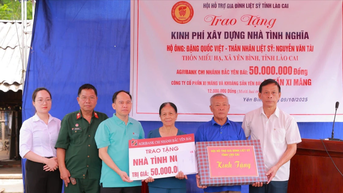 Trao kinh phí xây nhà tình nghĩa cho thân nhân liệt sỹ tại xã Yên Bình