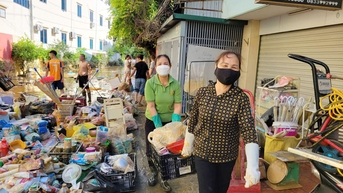 Người dân khẩn trương dọn dẹp sau mưa lũ