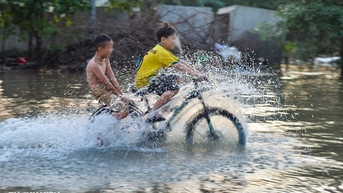 Hà Nội vẫn còn điểm ngập tới bụng, người dân 'bơi' trên phố