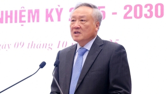 부총리는 여러 임기에 걸쳐 직면한 문제에 대한 정부 이야기를 들려줍니다.