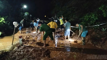 Xã Phong Hải: Phát huy tinh thần 4 tại chỗ cùng Nhân dân xuyên đêm khắc phục sạt lở đất