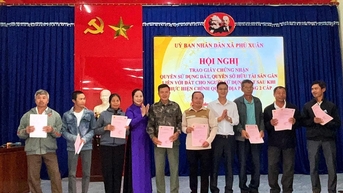Xã Phú Xuân cấp Giấy chứng nhận quyền sử dụng đất cho 53 hộ dân