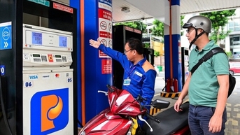 Giá xăng giảm gần 500 đồng/lít