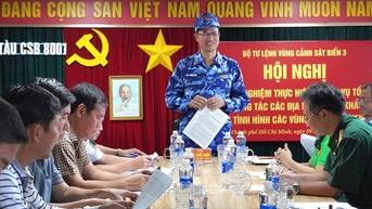 Cảnh sát biển tuyên truyền về quy định chống khai thác hải sản bất hợp pháp