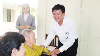 Chủ tịch Hội Người cao tuổi thành phố thăm các trung tâm chăm sóc người cao tuổi ở Đà Nẵng