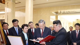 Tổng Bí thư Tô Lâm tặng nhà lãnh đạo Triều Tiên cuốn sách về tình hữu nghị