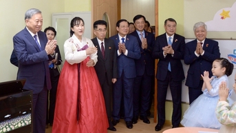 사무총장, 북한 호치민 주석 기념 학급 방문