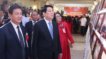 "퇴폐적인" 사람들을 제거하기로 결심한 용감한 변호사 팀을 구성합니다.