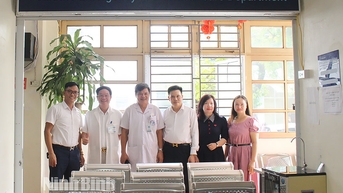 សមាគមសហគ្រិនវ័យក្មេងខេត្ត ប្រគល់អំណោយនៅមន្ទីរពេទ្យទូទៅ Ha Nam