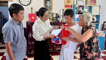 ថ្នាក់​ដឹក​នាំ​វួដ Binh Duc ជូន​អំណោយ​ពាក់​កណ្ដាល​សរទរដូវ​ដល់​កុមារ