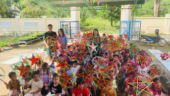 ប៉ុស្តិ៍ឆ្មាំព្រំដែន Huong Phung នាំយកពិធីបុណ្យពាក់កណ្តាលរដូវស្លឹកឈើជ្រុះដល់កុមារ