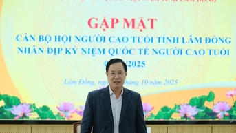 រណសិរ្សមាតុភូមិ Lam Dong ជួបសំណេះសំណាលជាមួយមន្ត្រីសមាគមមនុស្សចាស់ក្នុងឱកាសថ្ងៃទី ១ តុលា