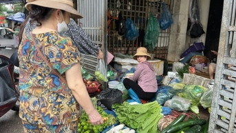 Giá rau xanh ở Hà Nội ‘nhảy múa’, đắt gấp đôi sau bão Bualoi