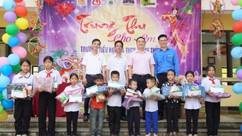 នាំយកពិធីបុណ្យពាក់កណ្តាលសរទរដូវជូនសិស្សានុសិស្សនៅតំបន់ភ្នំ A Luoi