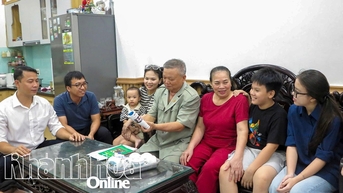 អបអរសាទរទិវាលើកកម្ពស់ការអប់រំវៀតណាម ថ្ងៃទី 2 ខែតុលា៖ គ្រួសារនៃមនុស្សស្ទូឌីយោ