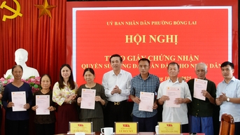 Bong Lai Ward ប្រគល់​វិញ្ញាបនបត្រ​សិទ្ធិ​ប្រើប្រាស់​ដីធ្លី​ដល់​គ្រួសារ​ដែល​តាំង​ទី​លំនៅ​ថ្មី។