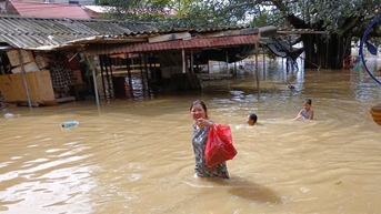 Bac Ninh: កម្ពស់ទឹកទន្លេឡើងខ្ពស់ ជម្លៀសប្រជាពលរដ្ឋ និងទ្រព្យសម្បត្តិទៅទីទួលសុវត្ថិភាព ដោះស្រាយឧបទ្ទវហេតុឲ្យបានឆាប់រហ័ស