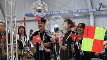 Học sinh TP.HCM đại diện Việt Nam thi DroneSoccer quốc tế, lần đầu đã 'rinh' giải thưởng