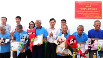 ចុះសួរសុខទុក្ខ និងផ្តល់អំណោយដល់មនុស្សចាស់ និងកុមារ នៅមជ្ឈមណ្ឌលការងារសង្គមខេត្ត