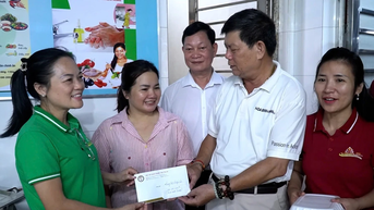 អាជីវករ​និង​ពាណិជ្ជករ​ឡាវ​ជួយ​ឧបត្ថម្ភ​ជន​រង​គ្រោះ​ដោយ​ទឹក​ជំនន់​ជាង ២០០​លាន​ដុង