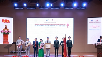 Trường Đại học Yersin Đà Lạt đón nhận Huân chương Lao động hạng Ba và khai giảng năm học 2025 - 2026