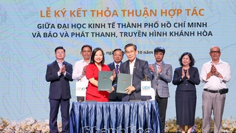 កាសែត Khanh Hoa វិទ្យុ និងទូរទស្សន៍បានចុះហត្ថលេខាលើកិច្ចព្រមព្រៀងសហប្រតិបត្តិការជាមួយសាកលវិទ្យាល័យសេដ្ឋកិច្ចទីក្រុងហូជីមិញ