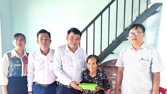មូលដ្ឋានចុះសួរសុខទុក្ខ និងផ្តល់អំណោយដល់មនុស្សចាស់
