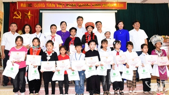 ក្នុងឱកាសទិវាលើកកម្ពស់ការអប់រំរបស់វៀតណាម ថ្ងៃទី 2 ខែតុលា៖ ការលើកទឹកចិត្តដល់ការសិក្សា និងទេពកោសល្យចាំបាច់ត្រូវមានសារៈប្រយោជន៍ និងជាក់ស្តែង។